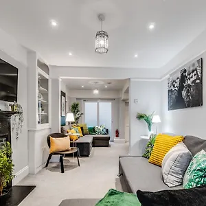 https://central-pier-place-large-group-house-sleeps-up-to-16.brighton-hotels-england.com