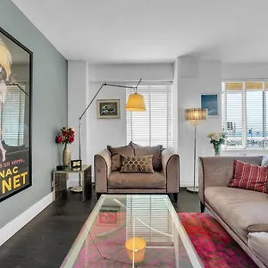 https://deco-seafront-seafront-apartment-sleeps-up-to-6.brighton-hotels-england.com