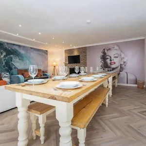 https://super-stylish-group-house-by-the-sea-sleeps-20.brighton-hotels-england.com